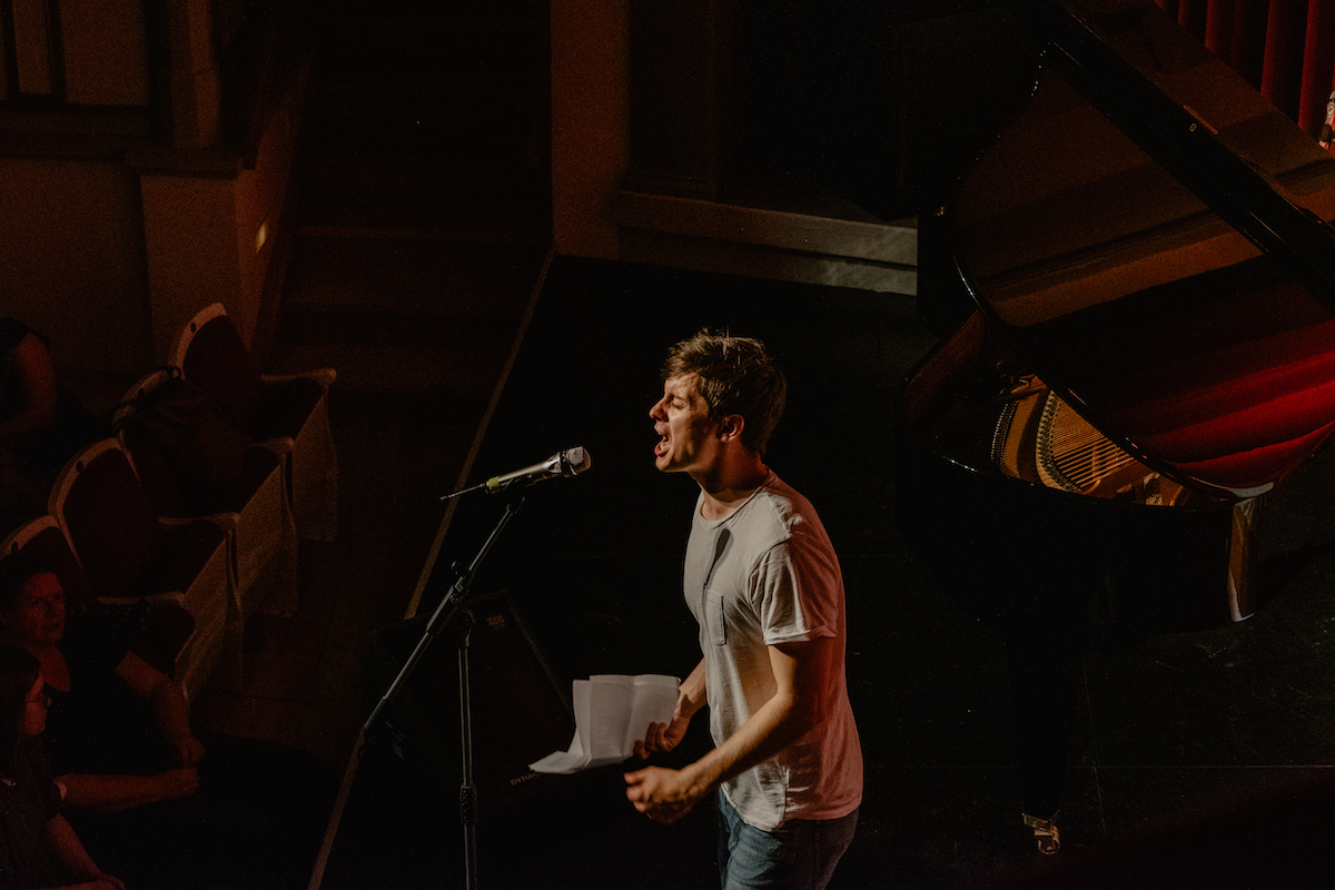 Bild von Marcel Schneuer schreiend vor einem Mikro.